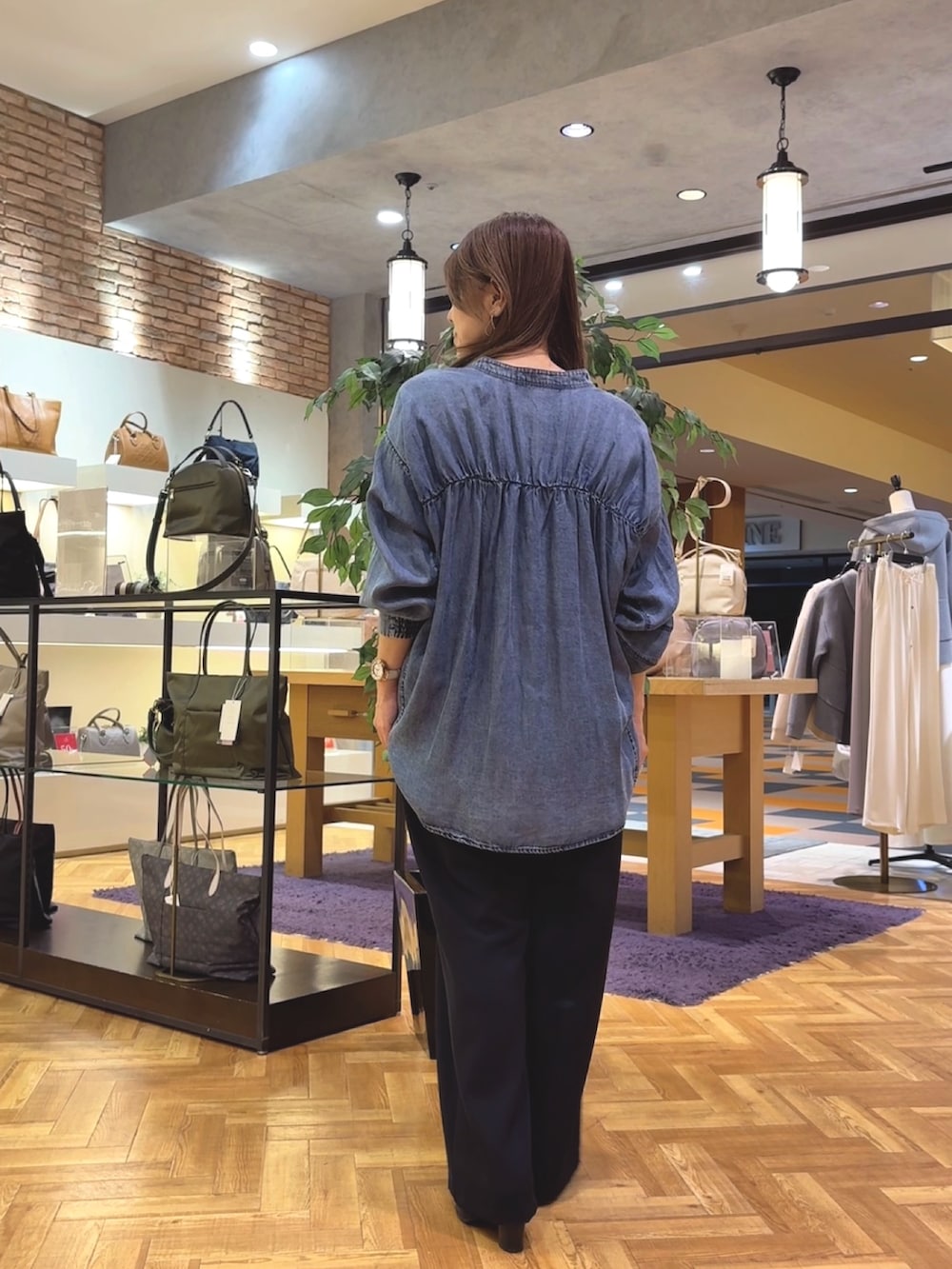 ブルー系のシャツ/ブラウス、ブラック系のその他パンツを着用したレディースの冬コーディネートの2枚目の写真