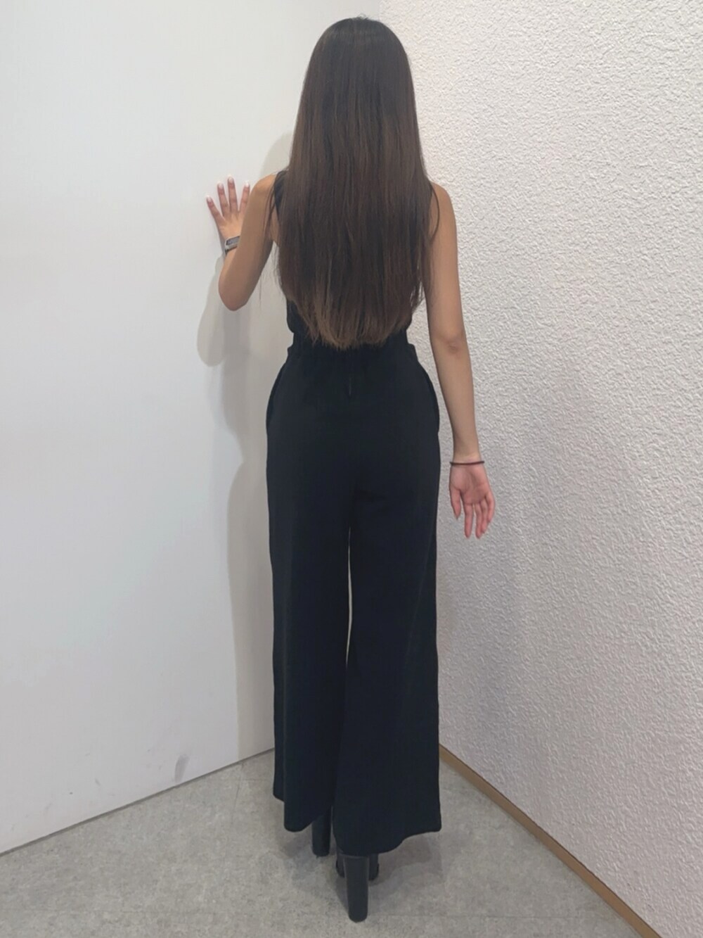 ブラック系のつなぎ/オールインワン、ブラック系のブーツ、ブラック系のブラジャーを着用したレディースの秋コーディネートの3枚目の写真