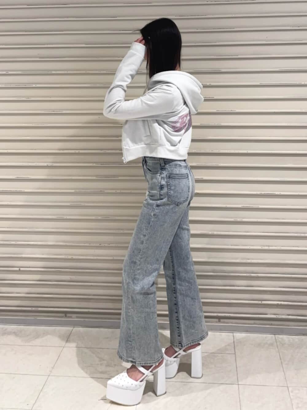 ブルー系のつなぎ/オールインワン、ホワイト系のパーカー、ホワイト系のパンプスを着用したレディースの冬コーディネートの2枚目の写真