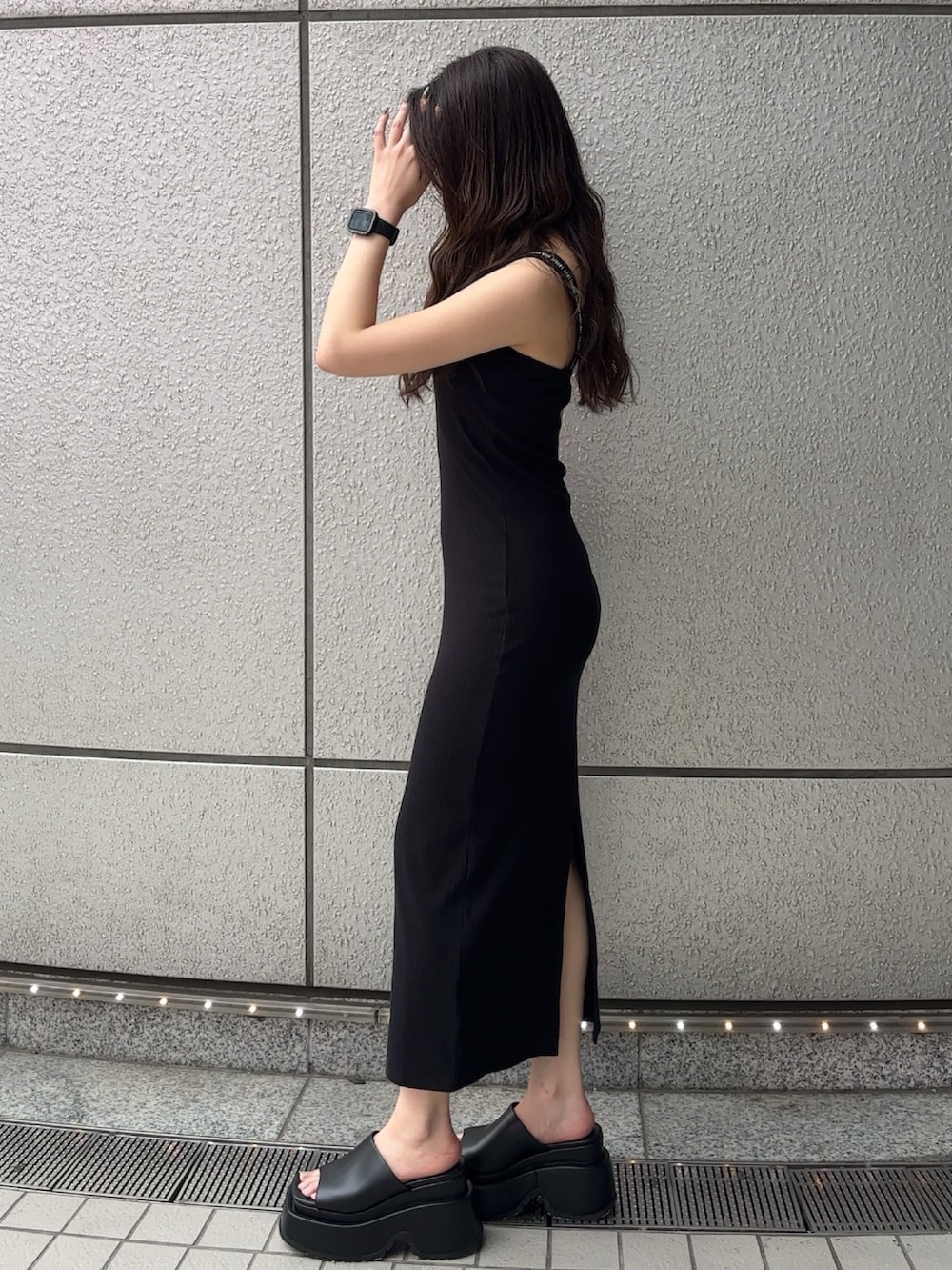 ブラック系のワンピース、ブラック系のサンダルを着用したレディースの春コーディネートの2枚目の写真