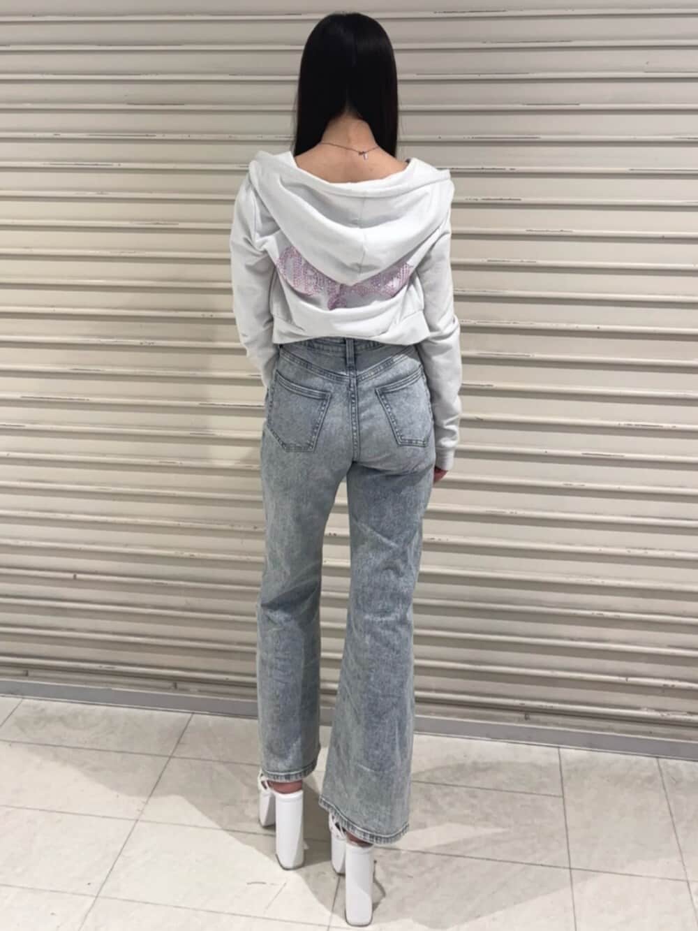 ブルー系のつなぎ/オールインワン、ホワイト系のパーカー、ホワイト系のパンプスを着用したレディースの冬コーディネートの3枚目の写真