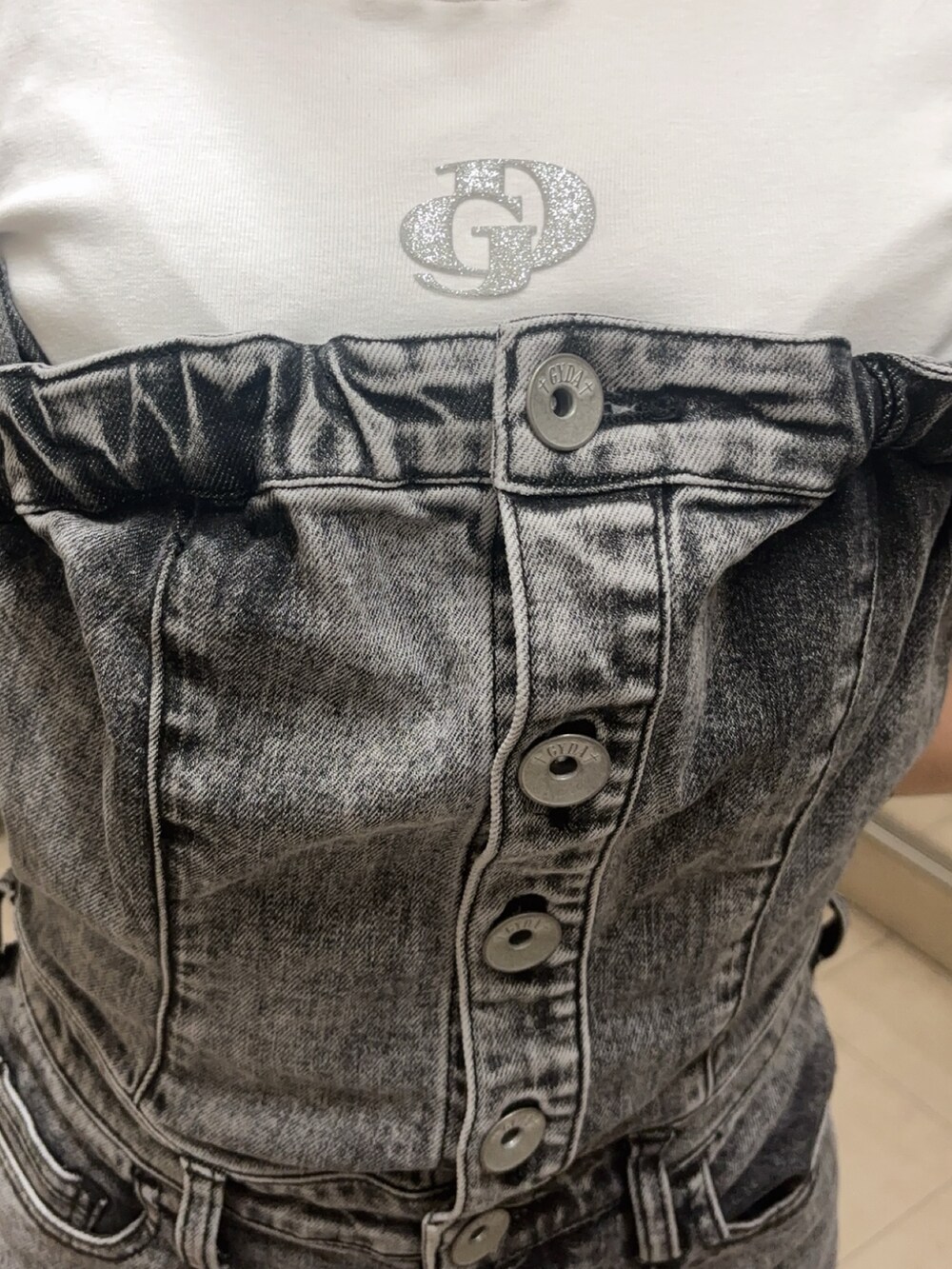 ブラック系のサロペット/オーバーオール、ホワイト系のパンプス、ホワイト系のTシャツ/カットソーを着用したレディースの夏コーディネートの4枚目の写真