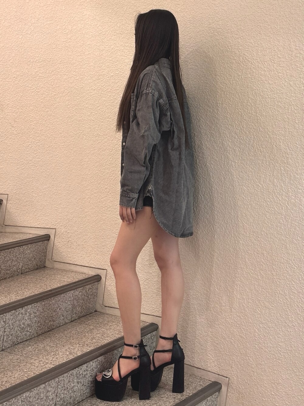 ブラック系のデニムパンツ、ホワイト系のキャミソール、ブラック系のシャツ/ブラウスを着用したレディースの春コーディネートの2枚目の写真