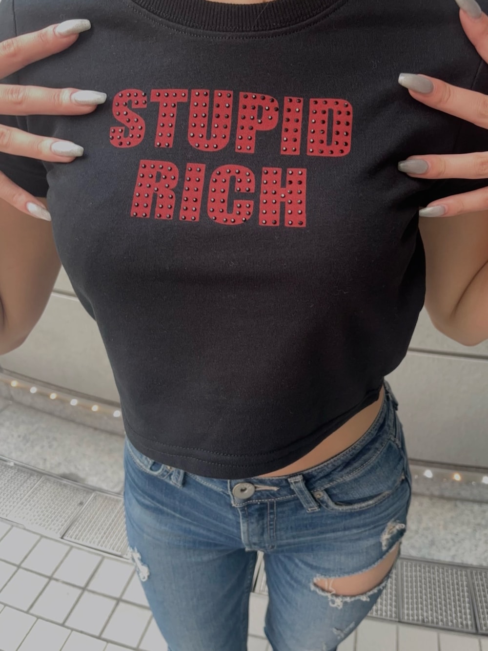 ブラック系のTシャツ/カットソー、ブルー系のデニムパンツ、ブラック系のサンダルを着用したレディースの夏コーディネートの5枚目の写真