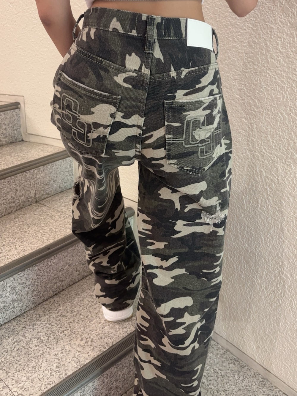 ホワイト系のキャミソール、ホワイト系のスニーカー、その他のデニムパンツを着用したレディースの夏コーディネートの4枚目の写真