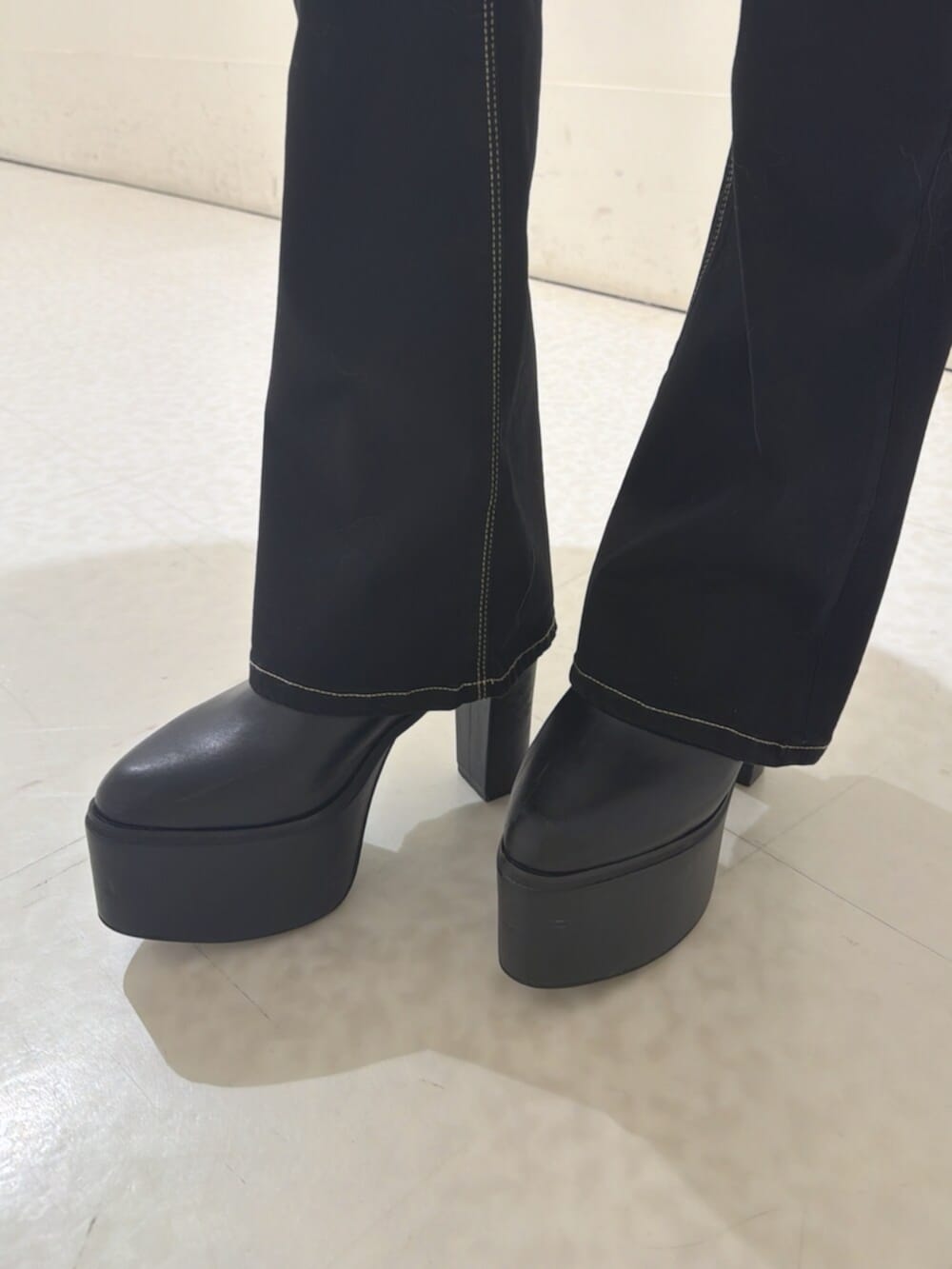 その他のニット/セーター、ブラック系のデニムパンツ、ブラック系のブーツを着用したレディースの秋コーディネートの4枚目の写真