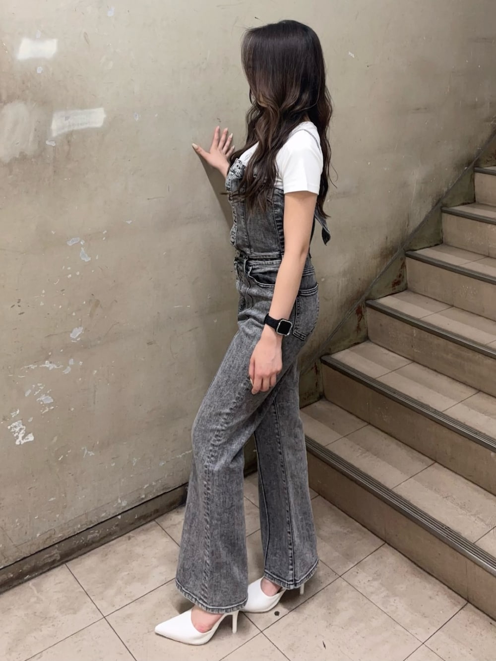 ブラック系のサロペット/オーバーオール、ホワイト系のパンプス、ホワイト系のTシャツ/カットソーを着用したレディースの夏コーディネートの2枚目の写真