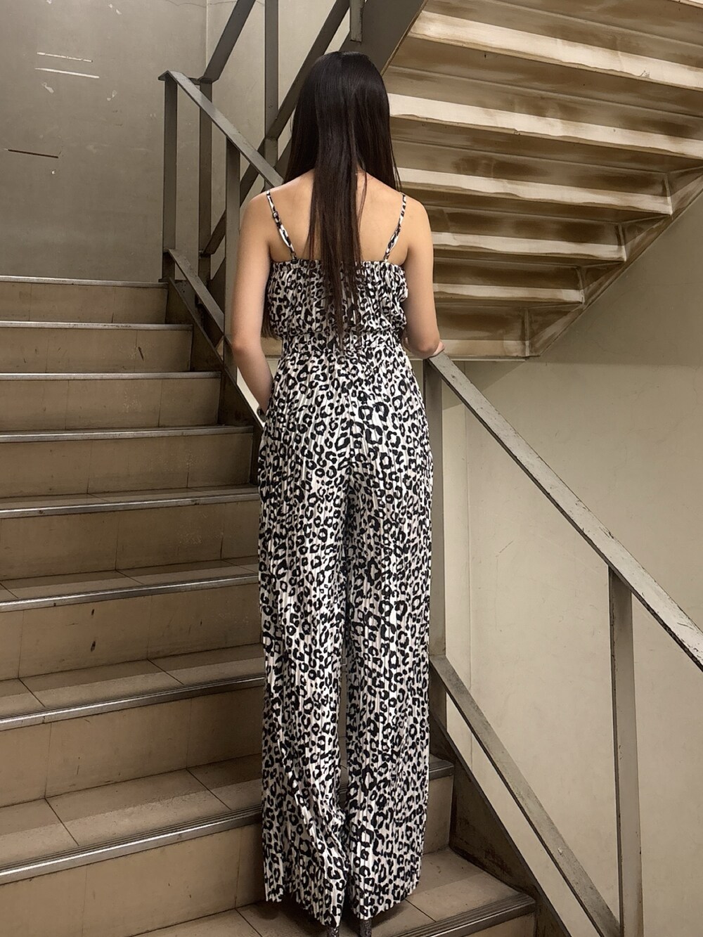その他のつなぎ/オールインワン、グレー系のパンプス、ブラック系のブラジャーを着用したレディースの春コーディネートの3枚目の写真