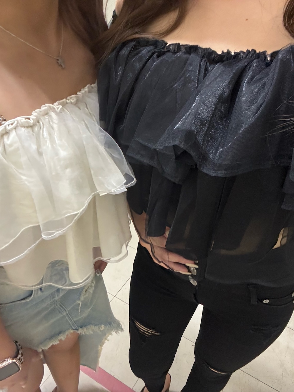 ブラック系のシャツ/ブラウス、ブラック系のデニムパンツ、ブラック系のサンダルを着用したレディースの夏コーディネートの4枚目の写真