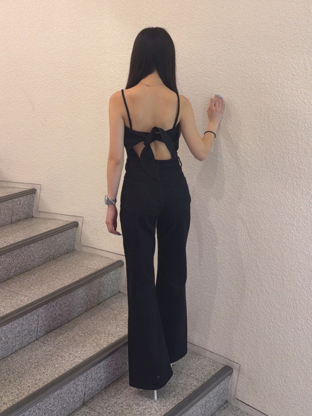 ホワイト系のパンプス、ブラック系のつなぎ/オールインワンを着用したレディースの夏コーディネートの3枚目の写真