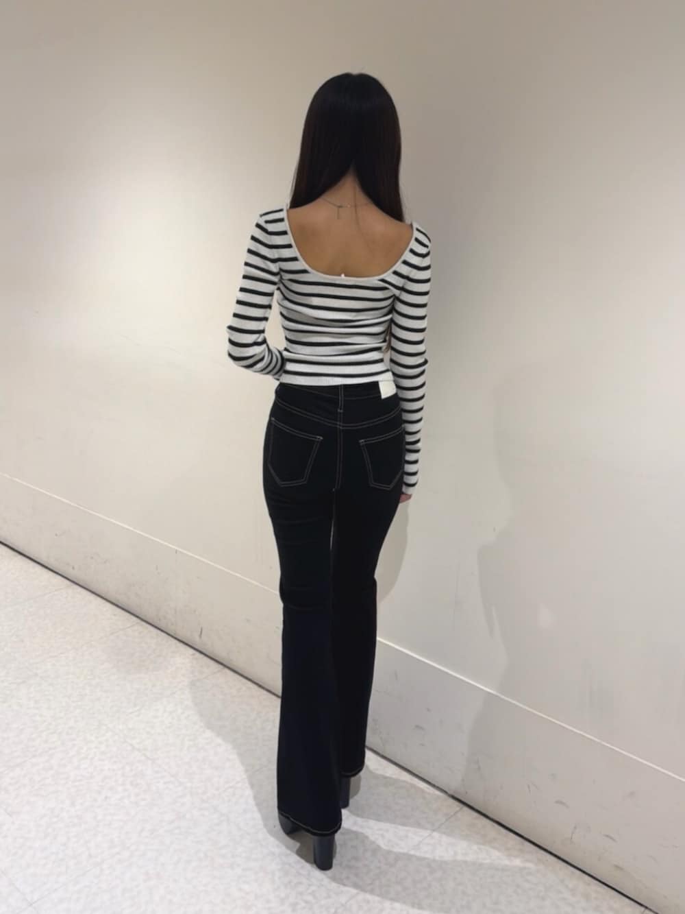 その他のニット/セーター、ブラック系のデニムパンツ、ブラック系のブーツを着用したレディースの秋コーディネートの3枚目の写真