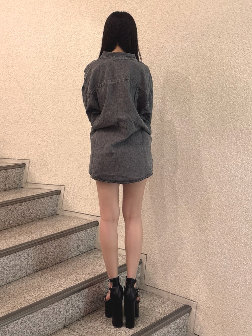 ブラック系のデニムパンツ、ホワイト系のキャミソール、ブラック系のシャツ/ブラウスを着用したレディースの春コーディネートの3枚目の写真