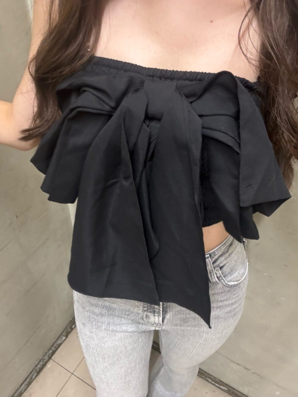 ブラック系のシャツ/ブラウス、ブラック系のサンダル、グレー系のデニムパンツを着用したレディースの夏コーディネートの4枚目の写真
