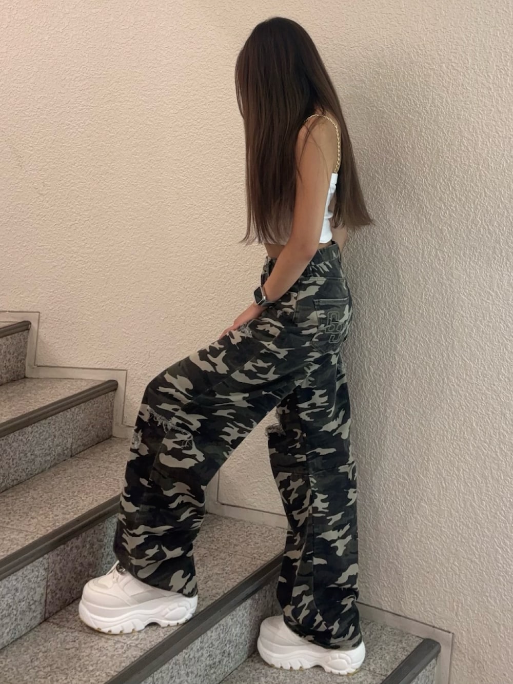 ホワイト系のキャミソール、ホワイト系のスニーカー、その他のデニムパンツを着用したレディースの夏コーディネートの2枚目の写真