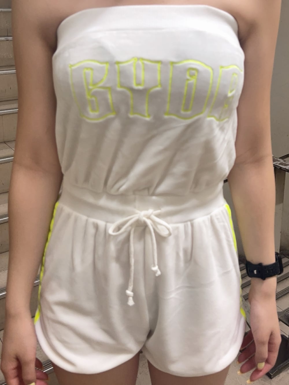 ホワイト系のワンピース、ホワイト系のサンダル、ブラック系のブラジャーを着用したレディースの夏コーディネートの4枚目の写真