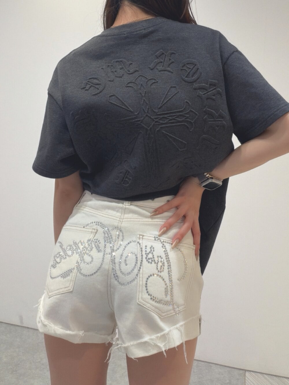 グレー系のTシャツ/カットソー、ホワイト系のデニムパンツ、ブラック系のブーツを着用したレディースの夏コーディネートの4枚目の写真