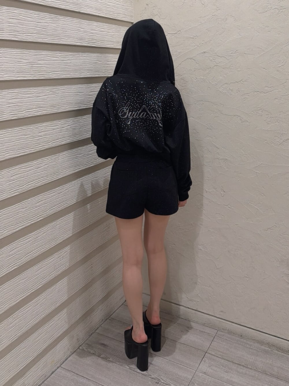 ブラック系のサンダル、ブラック系のその他パンツ、ブラック系のパーカーを着用したレディースの夏コーディネートの3枚目の写真