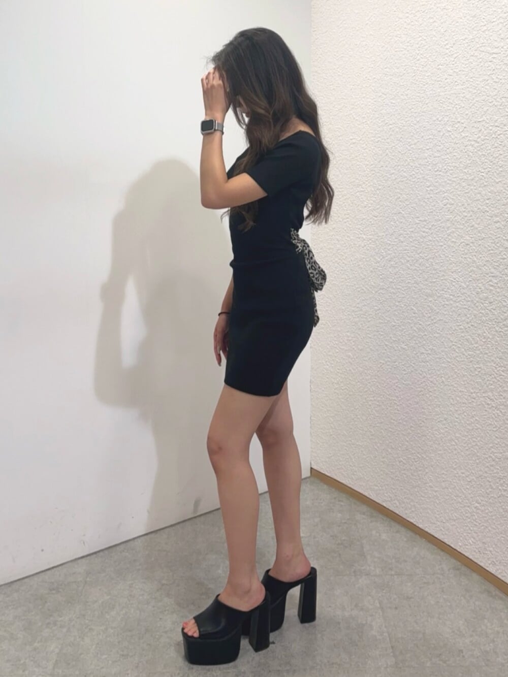 ブラック系のサンダル、ブラック系のワンピースを着用したレディースの夏コーディネートの2枚目の写真
