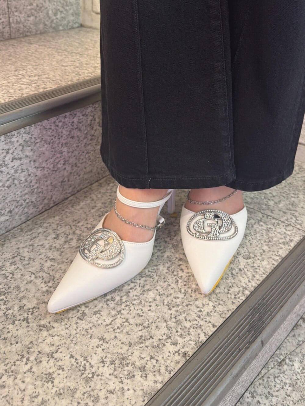 ホワイト系のパンプス、ブラック系のつなぎ/オールインワンを着用したレディースの夏コーディネートの4枚目の写真