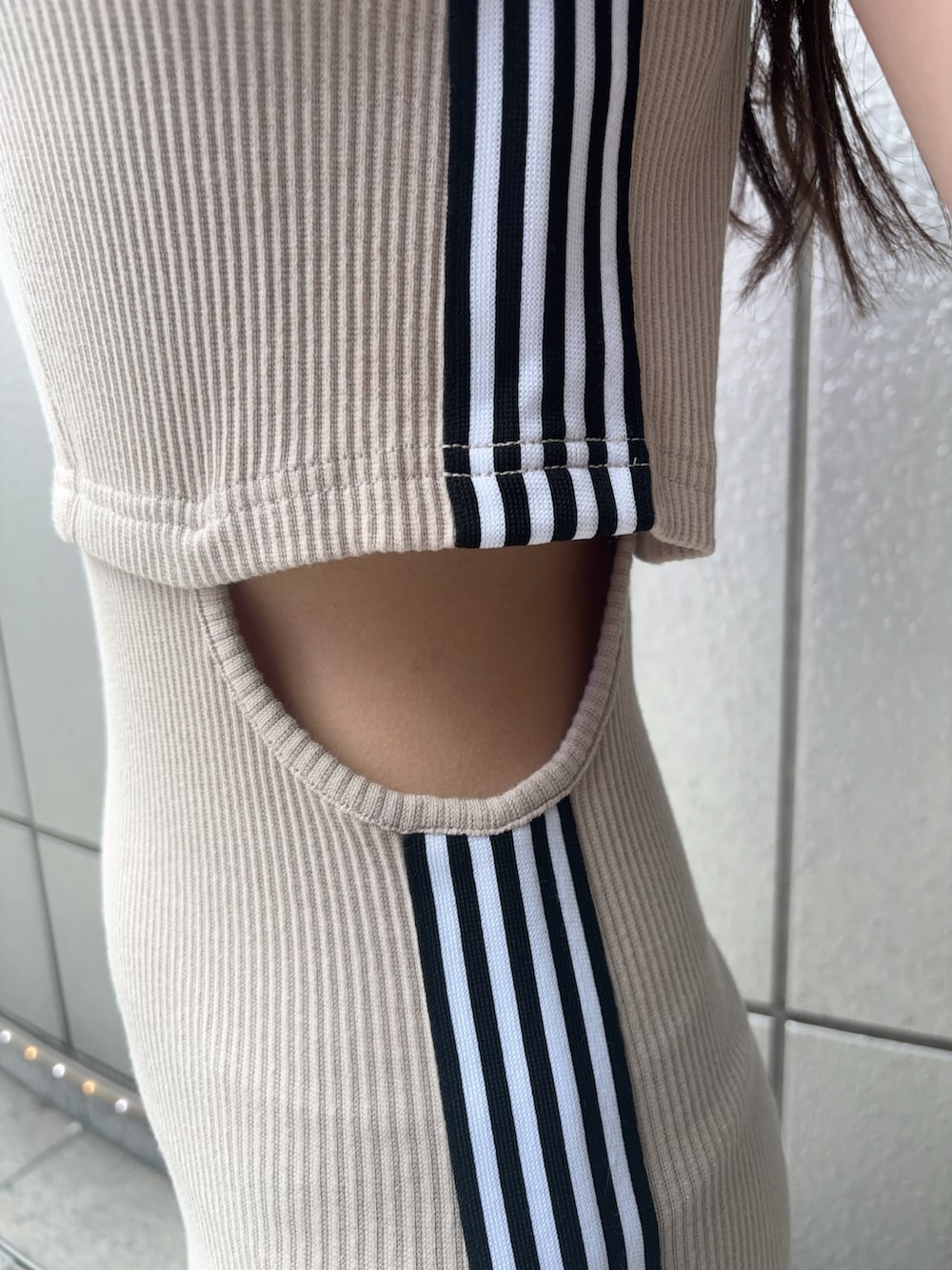 ベージュ系のワンピース、ブラック系のサンダル、ブラック系のブラジャーを着用したレディースの夏コーディネートの4枚目の写真