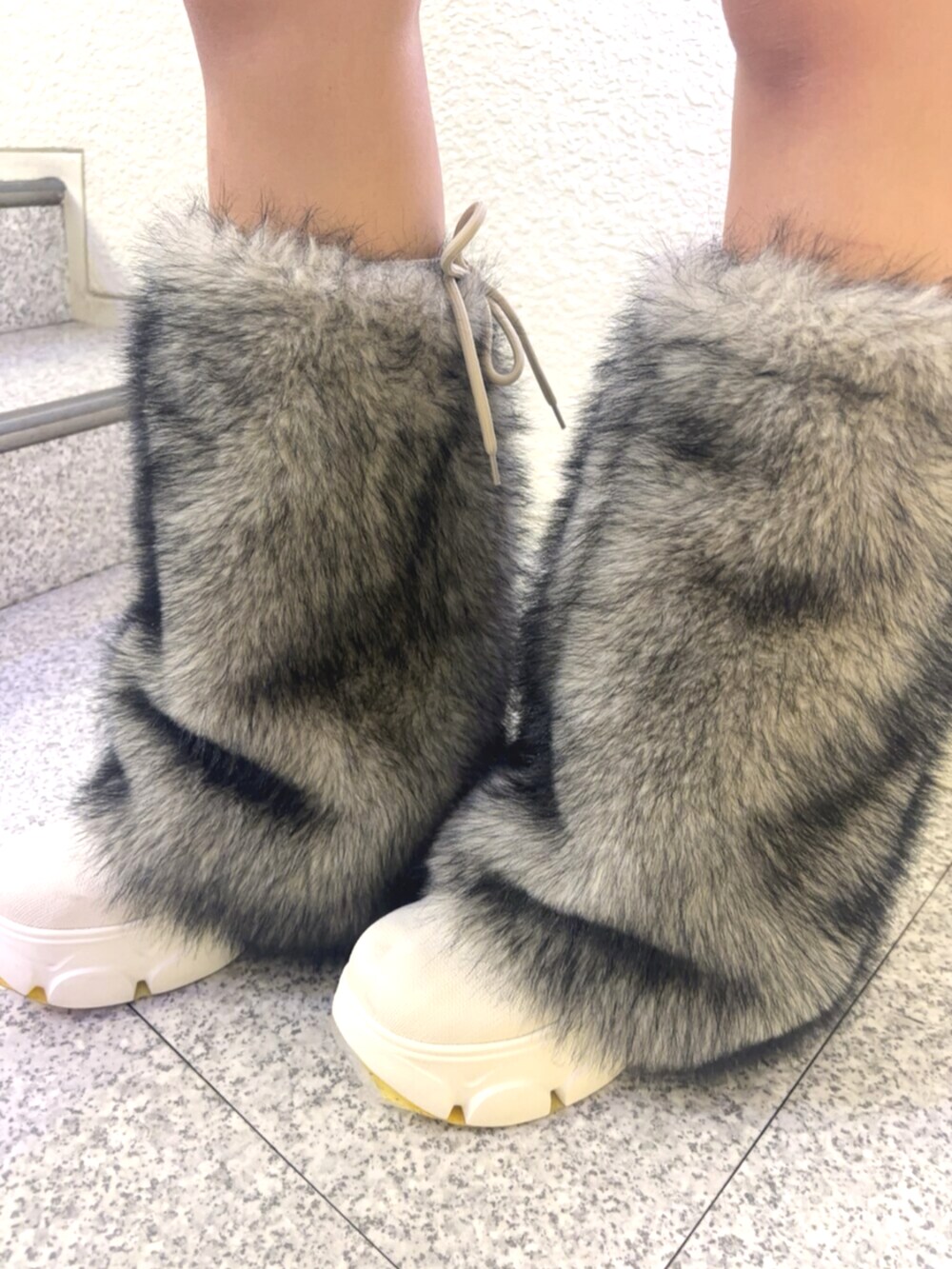 ホワイト系のブーツ、ブラック系のその他パンツ、ホワイト系のニット/セーターを着用したレディースの秋コーディネートの4枚目の写真