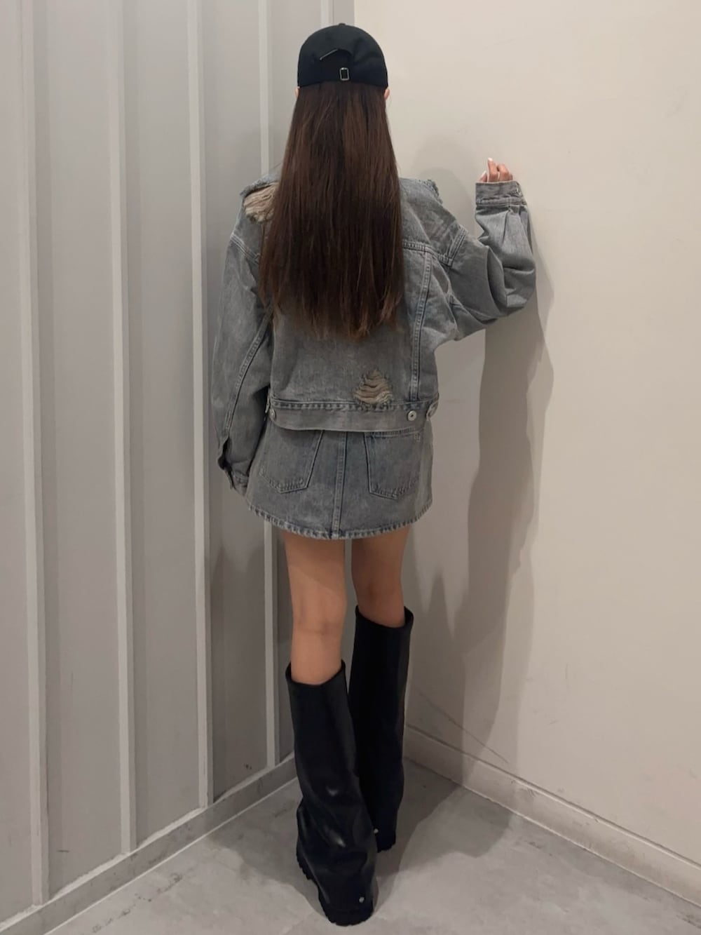 ブラック系のキャミソール、ブルー系のデニムスカート、ブルー系のデニムジャケットを着用したレディースの秋コーディネートの3枚目の写真