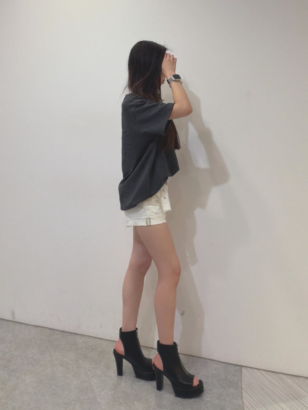グレー系のTシャツ/カットソー、ホワイト系のデニムパンツ、ブラック系のブーツを着用したレディースの夏コーディネートの2枚目の写真