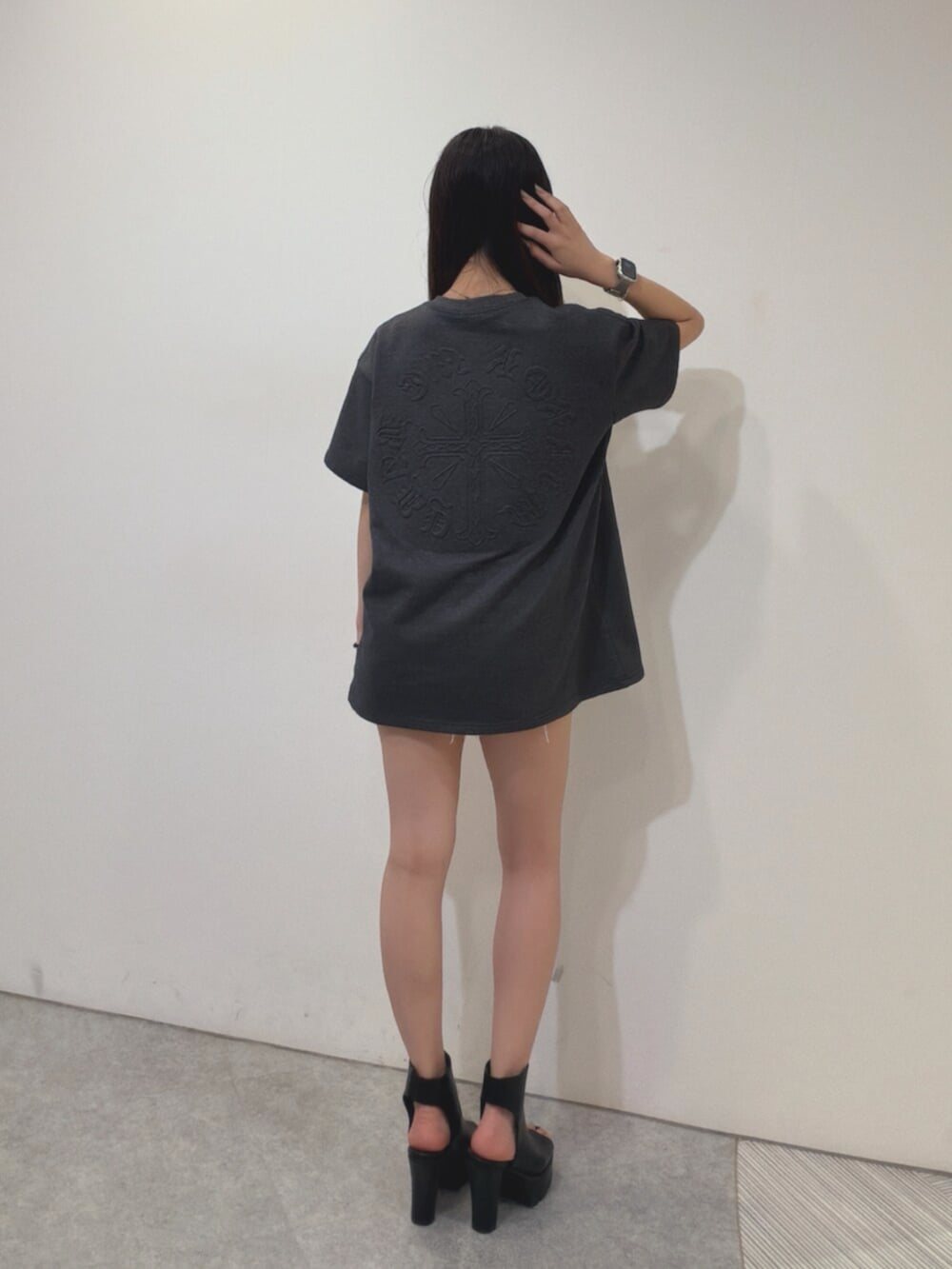 グレー系のTシャツ/カットソー、ホワイト系のデニムパンツ、ブラック系のブーツを着用したレディースの夏コーディネートの3枚目の写真