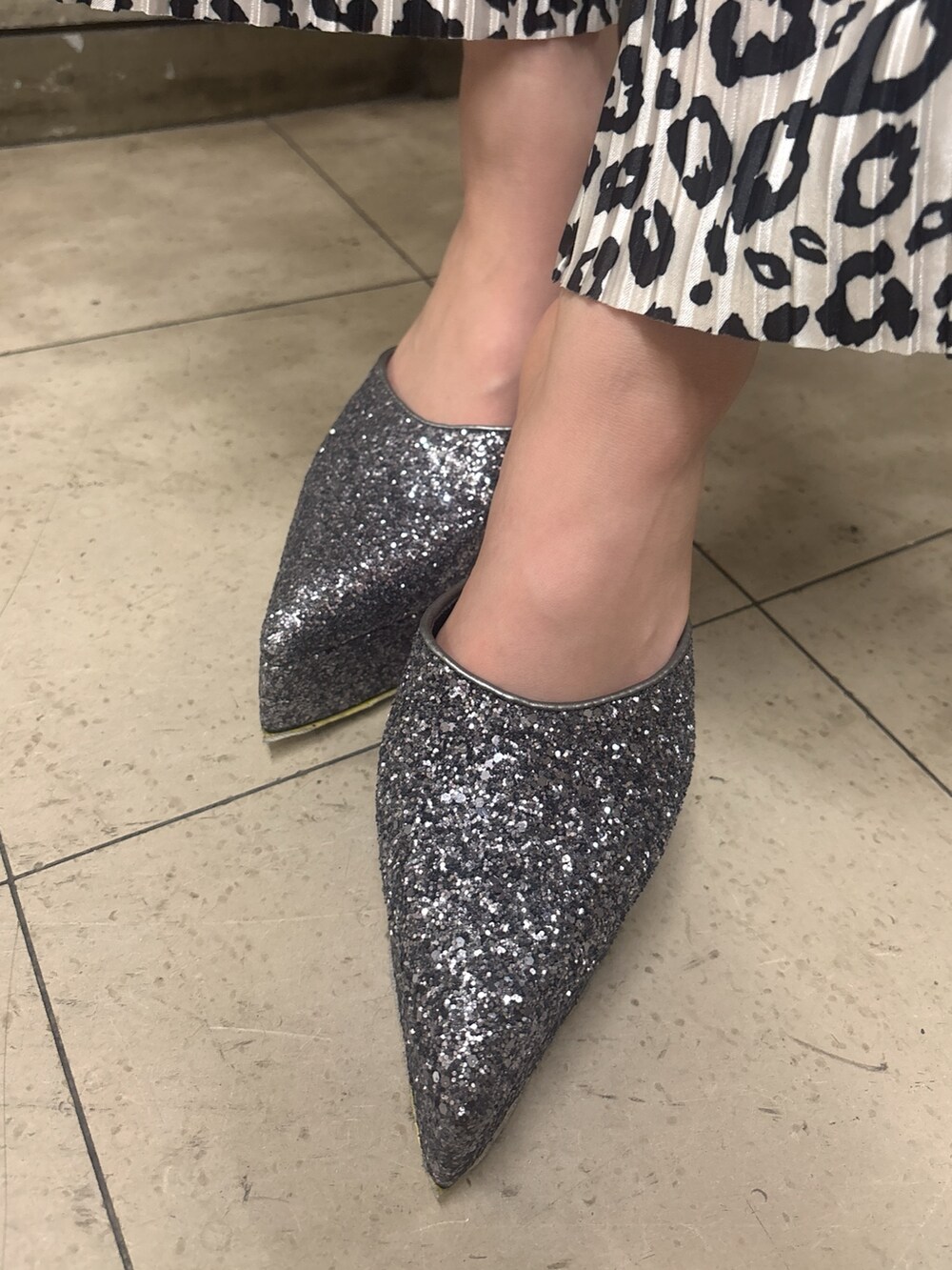 その他のつなぎ/オールインワン、グレー系のパンプス、ブラック系のブラジャーを着用したレディースの春コーディネートの4枚目の写真