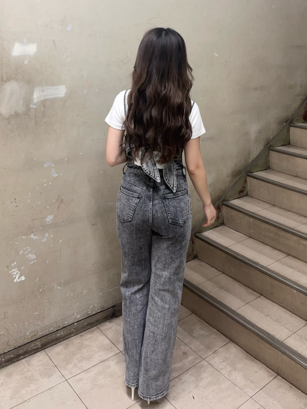 ブラック系のサロペット/オーバーオール、ホワイト系のパンプス、ホワイト系のTシャツ/カットソーを着用したレディースの夏コーディネートの3枚目の写真