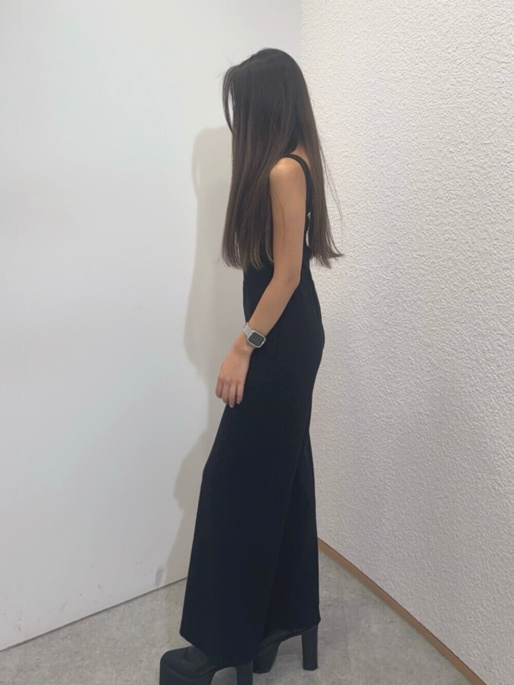 ブラック系のつなぎ/オールインワン、ブラック系のブーツ、ブラック系のブラジャーを着用したレディースの秋コーディネートの2枚目の写真