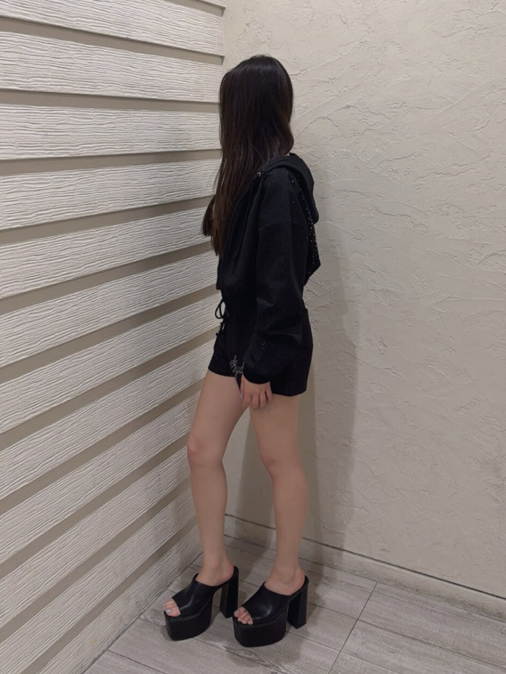 ブラック系のサンダル、ブラック系のその他パンツ、ブラック系のパーカーを着用したレディースの夏コーディネートの2枚目の写真