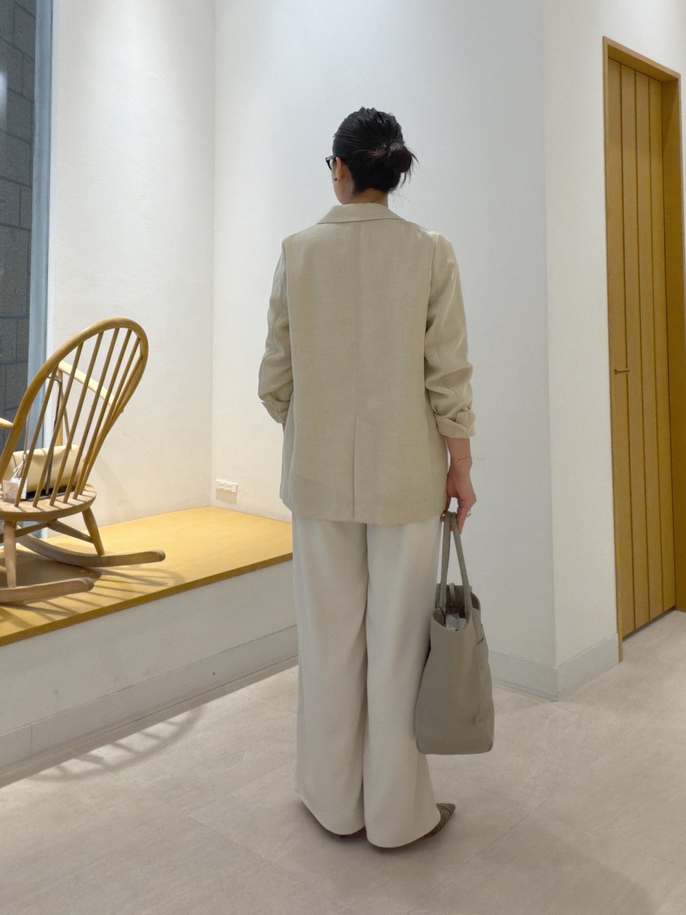 ブラウン系のパンプス、ベージュ系のトートバッグ、ベージュ系のテーラードジャケットを着用したレディースの春コーディネートの5枚目の写真