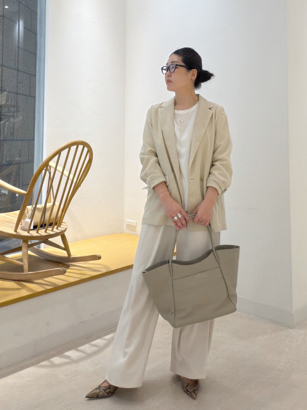 ブラウン系のパンプス、ベージュ系のトートバッグ、ベージュ系のテーラードジャケットを着用したレディースの春コーディネートの3枚目の写真