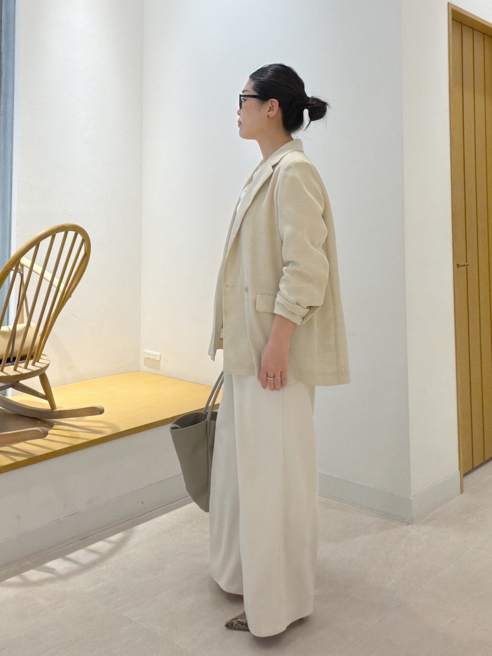 ブラウン系のパンプス、ベージュ系のトートバッグ、ベージュ系のテーラードジャケットを着用したレディースの春コーディネートの4枚目の写真