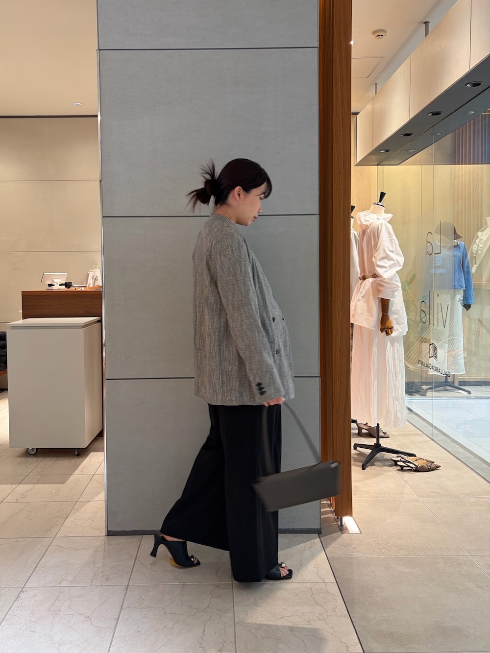 ブラック系のその他アウター、ブラック系のその他パンツ、ブラック系のTシャツ/カットソーを着用したレディースの冬コーディネートの3枚目の写真