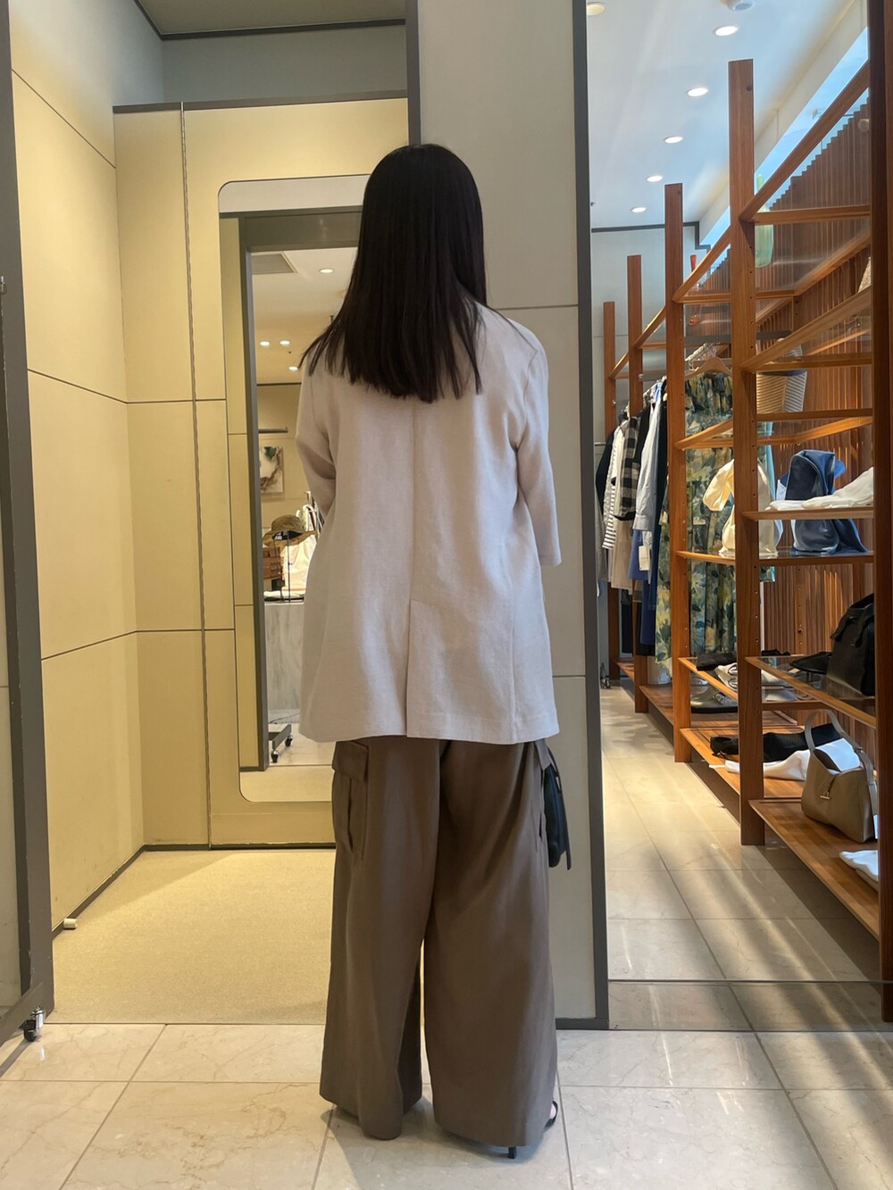 ブラウン系のその他パンツ、ブラック系のサンダル、ゴールド系のトートバッグを着用したレディースの夏コーディネートの4枚目の写真