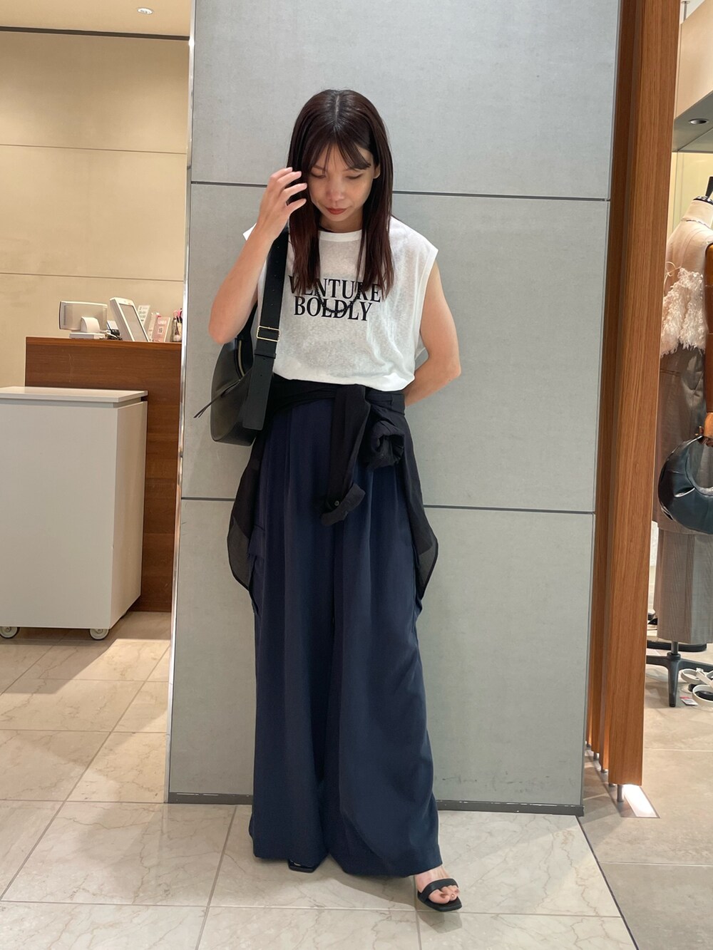 ブルー系のその他パンツ、グレー系のシャツ/ブラウス、ホワイト系のTシャツ/カットソーを着用したレディースの夏コーディネートの2枚目の写真