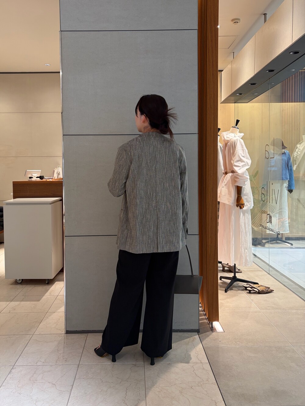 ブラック系のその他アウター、ブラック系のその他パンツ、ブラック系のTシャツ/カットソーを着用したレディースの冬コーディネートの4枚目の写真