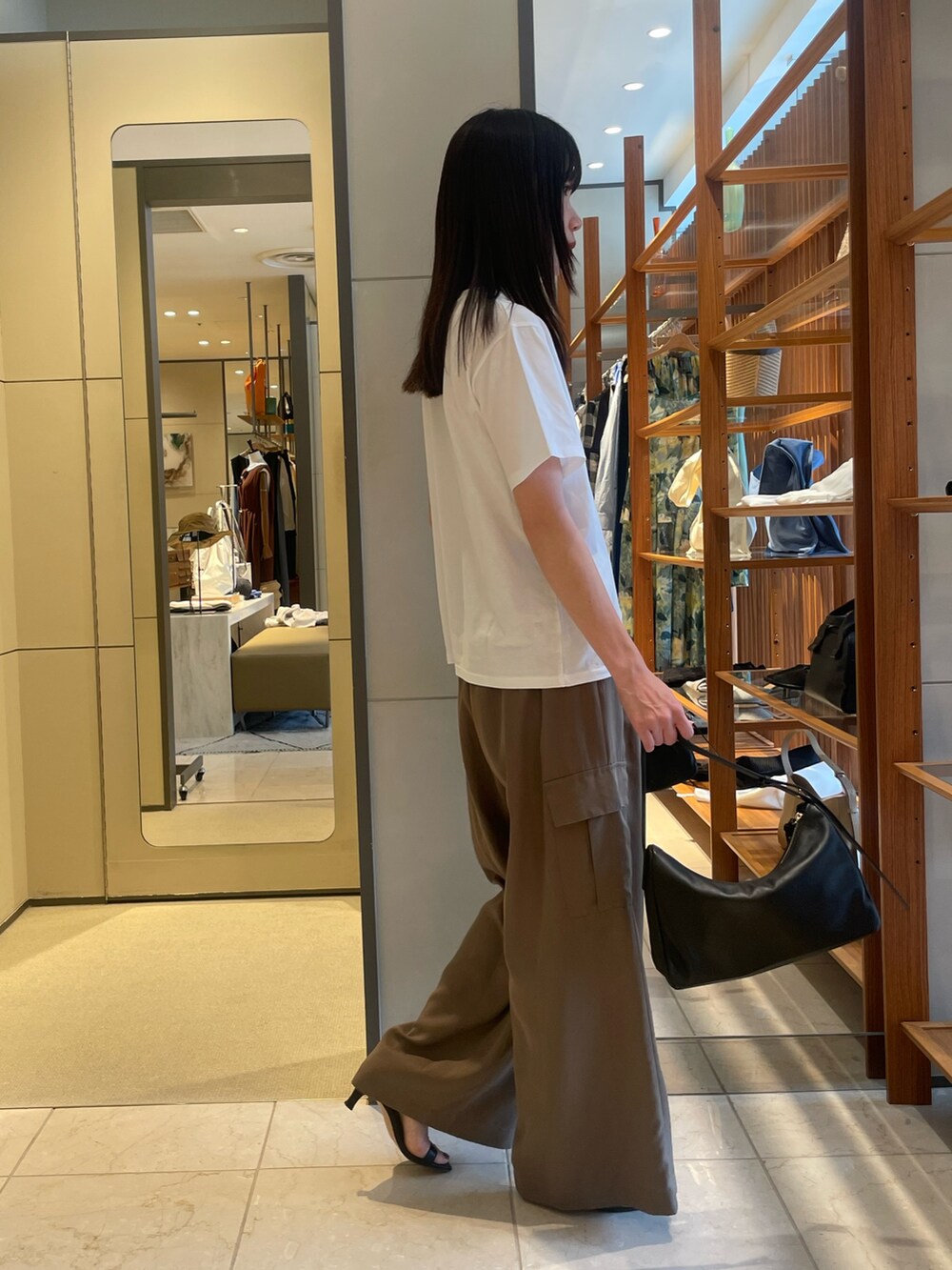 ブラウン系のその他パンツ、ブラック系のサンダル、ゴールド系のトートバッグを着用したレディースの夏コーディネートの6枚目の写真