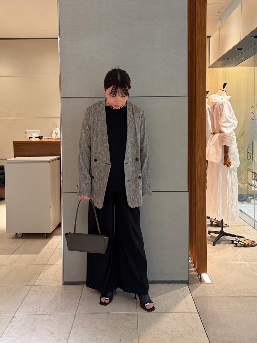 ブラック系のその他アウター、ブラック系のその他パンツ、ブラック系のTシャツ/カットソーを着用したレディースの冬コーディネートの2枚目の写真