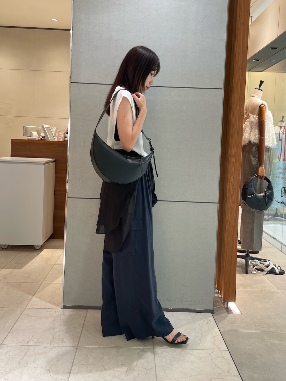 ブルー系のその他パンツ、グレー系のシャツ/ブラウス、ホワイト系のTシャツ/カットソーを着用したレディースの夏コーディネートの3枚目の写真