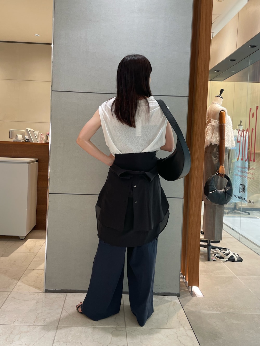 ブルー系のその他パンツ、グレー系のシャツ/ブラウス、ホワイト系のTシャツ/カットソーを着用したレディースの夏コーディネートの4枚目の写真