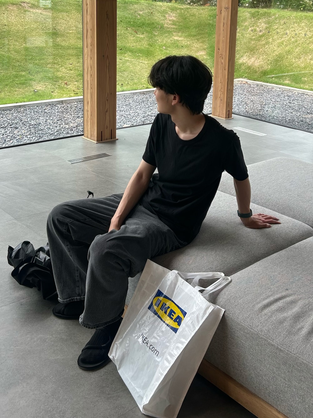 ブラック系のTシャツ/カットソー、ホワイト系のバッグを着用したメンズの春コーディネートの3枚目の写真