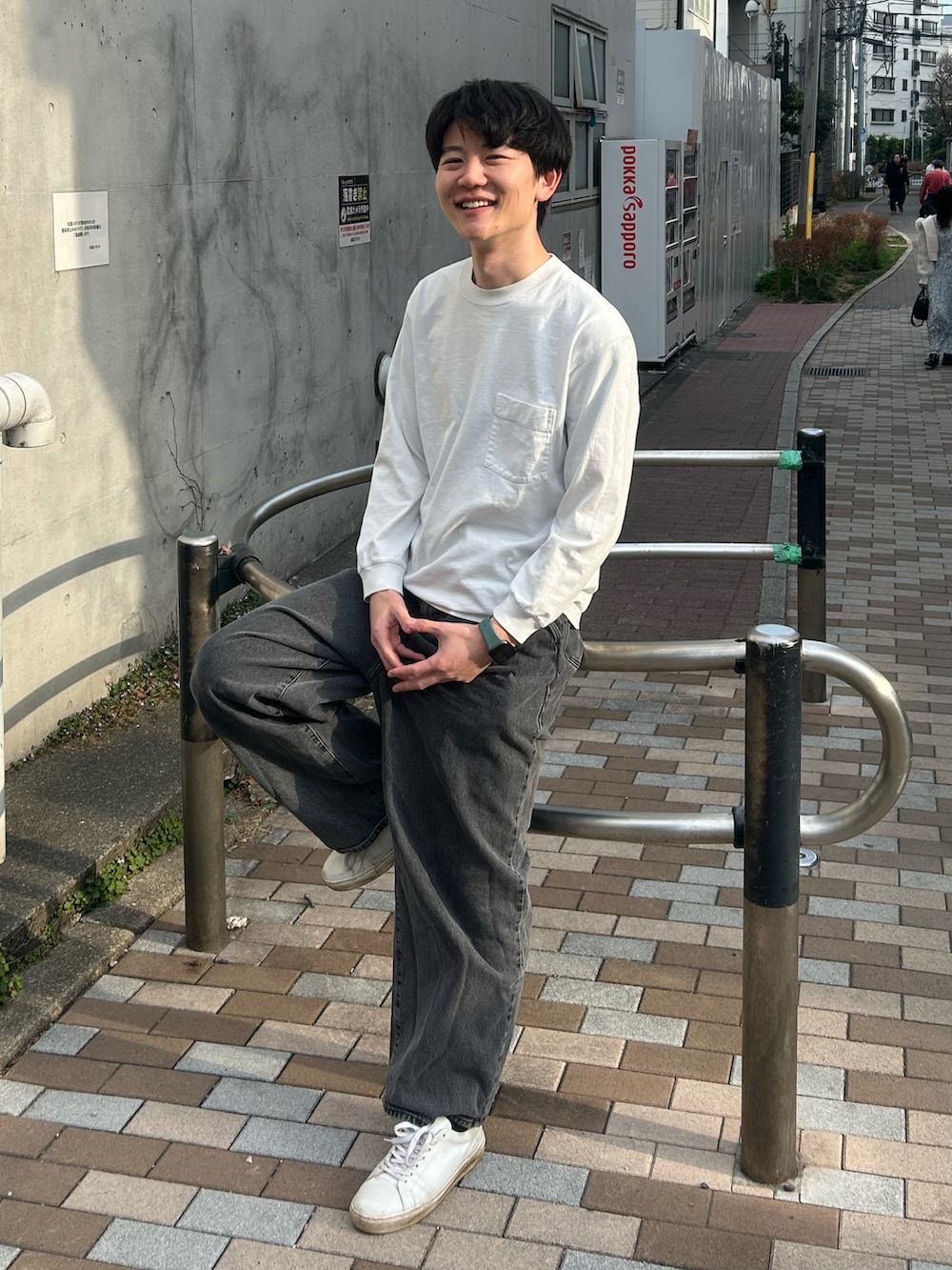 ホワイト系のTシャツ/カットソーを着用したメンズの春コーディネートの2枚目の写真