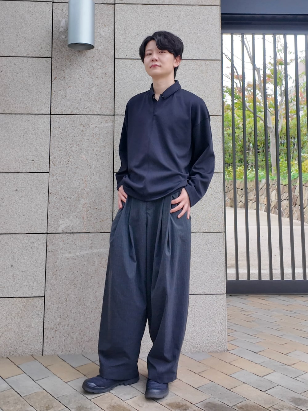 その他のスラックス、ブラック系のTシャツ/カットソー、ブラック系のスニーカーを着用したメンズの秋コーディネートの2枚目の写真