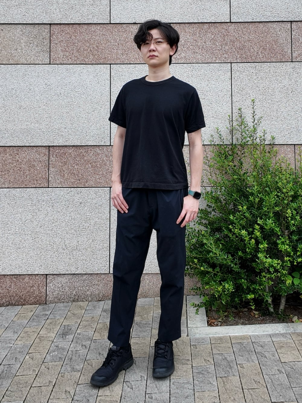 ブラック系のトップス、ブラック系のパンツ、ブラック系のスニーカーを着用したメンズの夏コーディネートの2枚目の写真