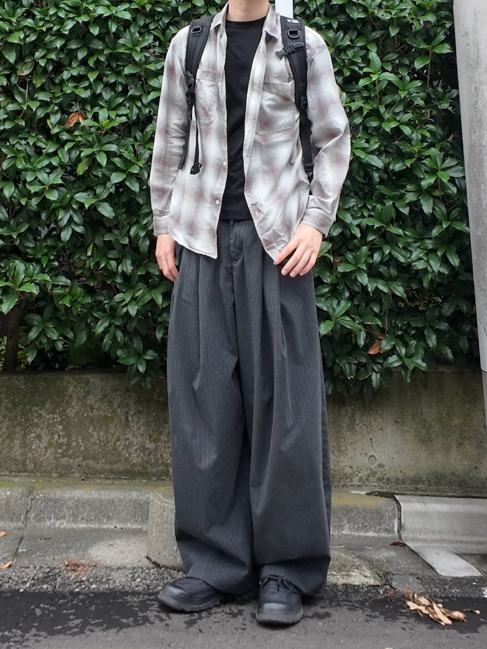 その他のスラックス、グレー系のシャツ/ブラウス、ブラック系のトップスを着用したメンズの秋コーディネートの2枚目の写真
