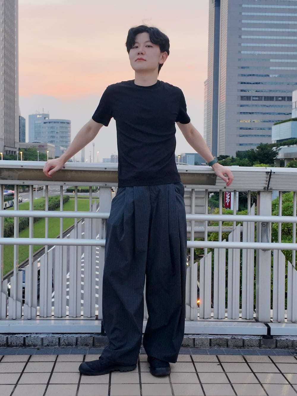 その他のスラックス、ブラック系のTシャツ/カットソー、ブラック系のスニーカーを着用したメンズの夏コーディネートの2枚目の写真