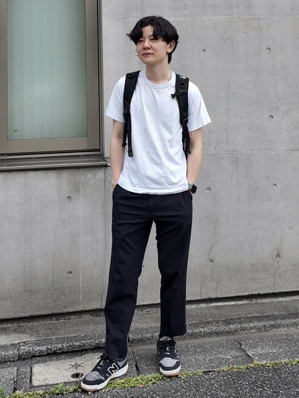 ブラック系のスニーカー、ブラック系のバックパック/リュック、ホワイト系のTシャツ/カットソーを着用したメンズの夏コーディネートの2枚目の写真